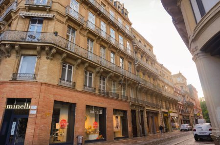 Foto de Toulouse, Francia - abril 2019 - vista de los edificios de apartamentos típicos de estilo Haussmann, con balcones y elegantes fachadas esculpidas, en la esquina de Rmusat Street y John Fitzgerald Street - Imagen libre de derechos