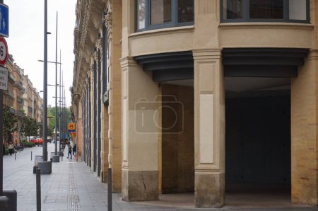 Téléchargez les photos : Toulouse, France - Juin 2021 - Une niche dans le mur d'un élégant immeuble de style haussman parisien avec des piliers de pierre rue d'Alsace-Lorraine, l'une des rues principales du centre-ville - en image libre de droit