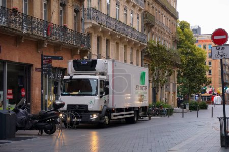 Téléchargez les photos : Toulouse, France - Juin 2021 - Un camion frigorifique Renault fait ses courses tôt le matin dans la rue commerçante de la rue Alsace-Lorraine, dans le centre historique de la ville - en image libre de droit