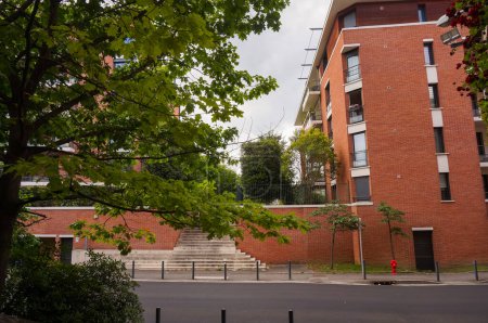 Foto de Un edificio de ladrillo residencial y una escalera de piedra al aire libre en la tranquila y frondosa calle de Rue de la Chaussee, en la frontera de los barrios de Carmes y Saint-Michel de Toulouse, en Francia - Imagen libre de derechos
