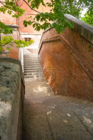 Foto de Escalera doble exterior con sombra de árbol, que une las calles de Alles Paul Feuga y Rue de la Chausse, en el tranquilo barrio de Tounis (distrito de Carmes), en Toulouse, al sur de Francia - Imagen libre de derechos