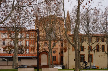 Foto de Toulouse, Francia - Dic. 2020 - Escondida detrás de los árboles, la capilla de ladrillo de la escuela católica privada de Saint-Stanislas, situada en la calle de los Allees Jules Guesde, en el centro histórico de la ciudad - Imagen libre de derechos