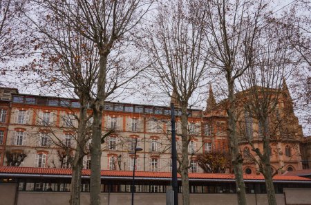 Foto de Toulouse, Francia - Dic. 2020 - Escondido detrás de los árboles, los edificios de enseñanza y la capilla de Saint-Stanislas, una escuela católica probada ubicada en Allees Jules Guesde, en el centro histórico - Imagen libre de derechos