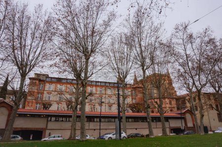 Foto de Toulouse, Francia - Dic. 2020 - Escondido detrás de los árboles, los edificios de enseñanza y la capilla de Saint-Stanislas, una escuela católica probada ubicada en Alles Jules Guesde, en el centro histórico - Imagen libre de derechos