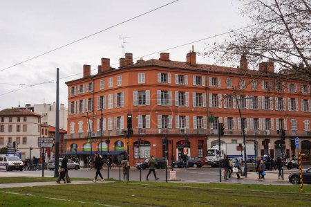 Téléchargez les photos : Toulouse, France - Nov. 2019 - Brick, vieille maison de ville à l'intersection de la Place du Parlement et de la rue Allees Jules Guesde, dans le quartier historique de Carmes - en image libre de droit