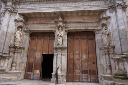 Téléchargez les photos : Toulouse, France - Mars 2020 - Portail Renaissance de l "église Notre-Dame de la Dalbade, avec de lourdes portes en bois, des statues dont une Vierge à l'Enfant, des colonnes et des linteaux sculptés - en image libre de droit