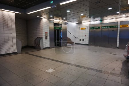 Foto de Toulouse, Francia - Julio 2020 - Hall dentro de la estación de metro de Carmes en la línea B del metro de Toulouse, operado por la empresa de transporte Tisseo, con un ascensor y señales que indican las salidas - Imagen libre de derechos