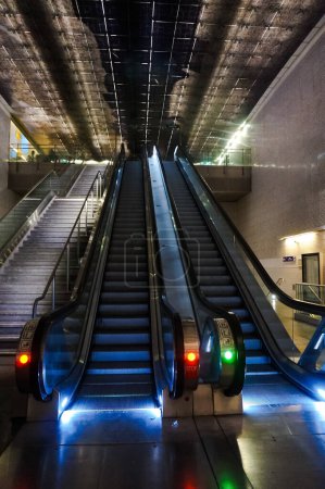 Téléchargez les photos : Toulouse, France - Juillet 2020 - Escalier impressionnant à côté d'un escalier dans la station de métro de Carmes, donnant accès aux quais du métro Tisseo, avec un plafond moderne éclairé - en image libre de droit