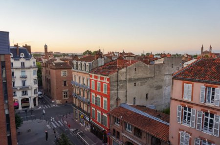 Foto de Toulouse, France - Feb. 2020 - Typical brick southern townhouses seen from the multi-storey car park in Place des Carmes, in the most expensive neighborhood of Toulouse, featuring old wooden shutters - Imagen libre de derechos