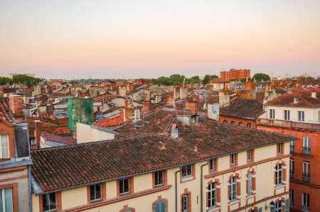 Foto de Elevated view over ancient, Southern-style town buildings, constructed in traditional brick on Rue Pharaon Street, in the historic neighborhood of Carmes, in the city center of Toulouse, France - Imagen libre de derechos