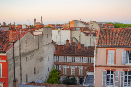 Téléchargez les photos : Elevated view over ancient, Southern-style town buildings, constructed in traditional brick on Rue Pharaon Street, in the historic neighborhood of Carmes, in the city center of Toulouse, France - en image libre de droit