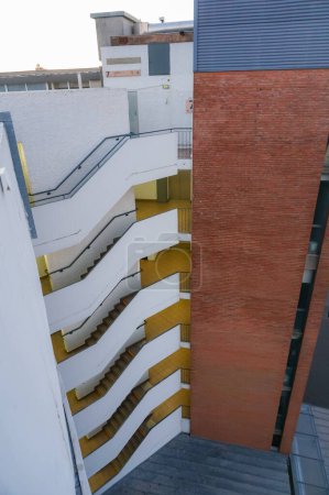 Foto de Toulouse, Francia - Julio 2020 - Vista superior por encima de la escalera del aparcamiento de Carmes Indigo, compuesto por escaleras superpuestas construidas una sobre otra, sobre las diferentes plantas del edificio - Imagen libre de derechos