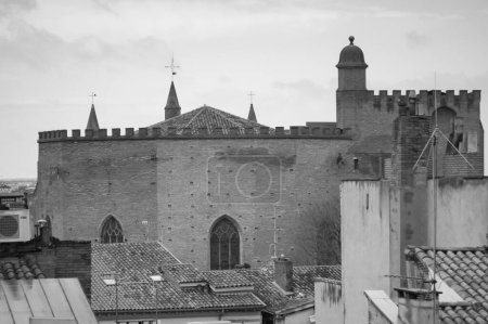 Foto de Una rara vista de larga distancia focal de la iglesia medieval fortificada de Notre-Dame de la Dalbade, en Carmes, un barrio histórico en el centro de la ciudad de Toulouse, al sur de Francia (blanco y negro) - Imagen libre de derechos