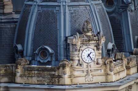 Téléchargez les photos : Toulouse, France - Janv. 2021 - Détail vu en grand centre sur la corniche et l'horloge en pierre qui ornent le toit en dôme de la Caisse d'Epargne, bâtiment Art Nouveau Labit, rue Languedoc - en image libre de droit