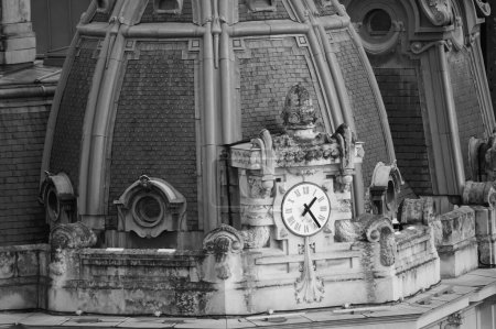 Téléchargez les photos : Toulouse, France - Janv. 2021 - Détail vu en grand centre sur la corniche et l'horloge en pierre qui ornent le toit en dôme de la Caisse d'Epargne, bâtiment Art Nouveau Labit, rue Languedoc - en image libre de droit