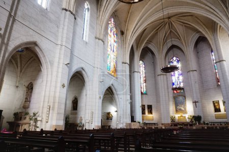 Foto de Toulouse, Francia - Marzo 2020 - Interior de la iglesia gótica del sur de Notre-Dame de la Dalbade, en el casco histórico de Carmes; bóvedas acanaladas en la nave y vidrieras en el coro - Imagen libre de derechos