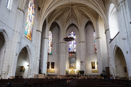 Foto de Toulouse, Francia - Marzo 2020 - Interior de la iglesia gótica del sur de Notre-Dame de la Dalbade, en el casco histórico de Carmes; bóvedas acanaladas en la nave y vidrieras en el coro - Imagen libre de derechos