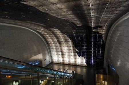 Téléchargez les photos : Toulouse, France - Déc. 2018 - Impressionnant plafond cintré et intérieur moderne de la station de métro de Carmes (ligne B), doté d'une voûte rétro-éclairée et d'escaliers mécaniques pour accéder aux quais - en image libre de droit