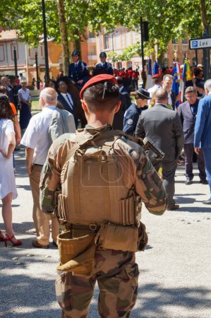 Téléchargez les photos : Toulouse, France - Le 14 juillet 2023 - Un parachutiste, équipé d'un fusil d'assaut et d'un gilet pare-balles, participe à la sécurité le jour de la fête nationale, dans le cadre des opérations Vigipirate-Sentinelle - en image libre de droit