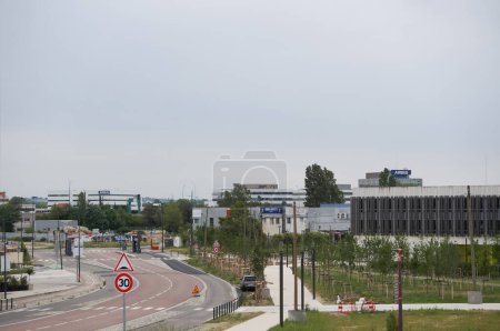 Foto de Toulouse, Francia - 10 de junio de 2023 - Parte norte del Campus de Innovación de Montaudran en Toulouse Aeroespacial: Instituto Clement Ader (ICA) a la derecha, emplazamiento industrial de Airbus Defence and Space lejos - Imagen libre de derechos