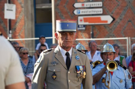 Foto de Albi, Francia - 14 de julio de 2023 - El teniente coronel del Ejército francés Henri Sabrane, delegado adjunto del Departamento Militar (DMD) para Tarn, supervisa los preparativos para las celebraciones oficiales del Día Nacional - Imagen libre de derechos