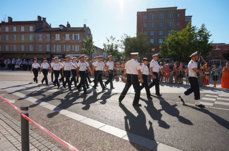Foto de Albi, Francia - 14 de julio de 2023 - Comandantes del desfile de preparación militar de la Marina francesa frente a la galería oficial de Charles De Gaulle Bvd., en medio de las celebraciones del Día Nacional - Imagen libre de derechos