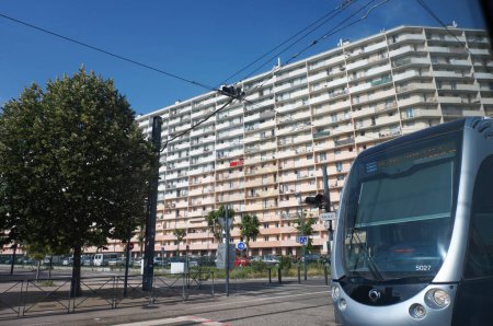 Foto de Toulouse, Francia - 4 de junio de 2023 - Un enorme edificio de apartamentos de varios pisos en el popular barrio residencial de Arnes, llamado "Le Cristal", construido en la década de 1960 - Imagen libre de derechos