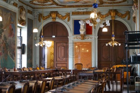 Foto de Toulouse, Francia - 21 de julio de 2023 - Dentro del Capitolio, el Ayuntamiento: la Cámara del Consejo, una sala de finales del siglo XIX decorada con pinturas antiguas, donde el alcalde preside el Ayuntamiento - Imagen libre de derechos
