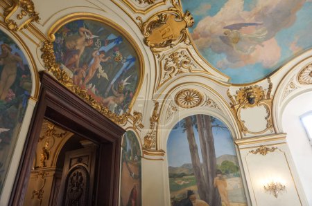 Téléchargez les photos : Toulouse, France - 21 juillet 2023 - A l'intérieur du Capitole, la mairie : ornements dorés et peintures sur les murs et le plafond de la cage d'escalier de la fin du XIXe siècle - en image libre de droit