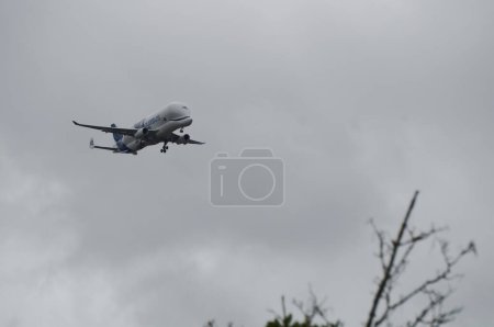 Téléchargez les photos : Avion volant dans le ciel - en image libre de droit