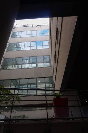 Foto de Toulouse, Francia - 21 de julio de 2023 - Moderno edificio de cristal en las partes más nuevas del Hospital Rangueil (mostrador de bienvenida y departamento de emergencias), un componente del Centro Médico de la Universidad de Toulouse ("CHU") - Imagen libre de derechos