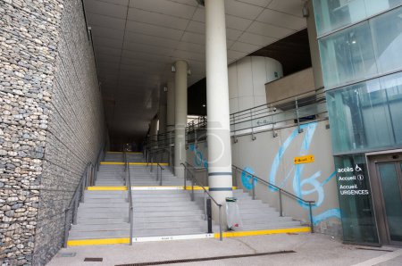 Foto de Toulouse, Francia - 21 de julio de 2023 - Escaleras que conducen al vestíbulo principal y al mostrador de bienvenida del Hospital Rangueil, una parte del Centro Médico de la Universidad de Toulouse; hay un ascensor para discapacitados - Imagen libre de derechos