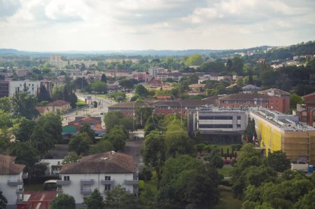 Téléchargez les photos : Toulouse, France - 3 juin 2023 - Partie Est du Complexe Scientifique du Rangueil, à côté de l'Université Paul Sabatier, tout autour de Narbonne Road ; à droite, le Laboratoire de Chimie de Coordination (LCC) - en image libre de droit