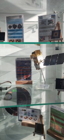 Foto de Toulouse, Francia - 9 de julio de 2023 - Instrumentos para la observación de la Tierra en un escaparate, incluyendo sensores de imagen desarrollados en Francia por Airbus D. y S., alrededor de un modelo a escala de satélite Sentinel-2 - Imagen libre de derechos