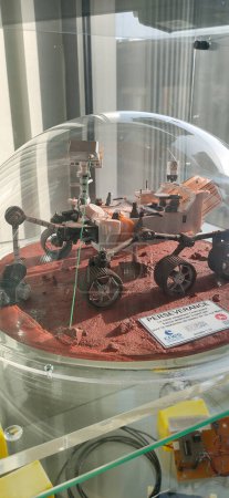 Foto de Toulouse, Francia - 9 de julio de 2023 - Dentro de una campana de vidrio, un modelo a escala de la Perseverancia Mars Rover: se representa un rayo láser para resaltar los instrumentos Supercam, que fueron desarrollados en Francia - Imagen libre de derechos