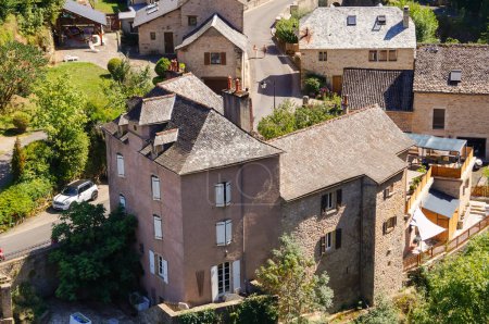 Foto de Bozouls, Francia - 14 de agosto de 2023 - Vista aérea de las antiguas casas de piedra tradicionales del pueblo histórico, construidas en la ladera rocosa del Cañón de Bozouls, en las montañas de Grands Causses (Aveyron Dpt.) - Imagen libre de derechos