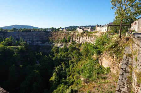 Téléchargez les photos : Canyon de Bozouls, site géologique traversé par la rivière Dourdou, dans la vallée du Lot, dans le sud de la France : les falaises rocheuses forment un demi-cercle, sur lequel sont construites de vieilles maisons traditionnelles en pierre - en image libre de droit