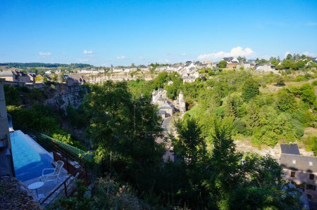 Téléchargez les photos : Canyon de Bozouls ("Trou de Bozouls"), un site géologique traversé par la rivière Dourdou, dans la vallée du Lot, dans le sud de la France ; le village médiéval est construit sur la falaise, suspendu au-dessus du ravin - en image libre de droit