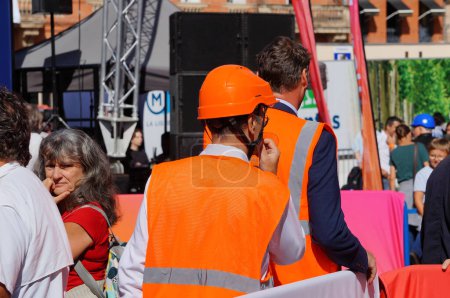 Téléchargez les photos : Toulouse, France - 31 août 2023 - Déménagement du Mémorial Franois Verdier pour la construction de la ligne C du métro : deux chefs d "œuvre de Bouygues, coiffés de casquettes et de gilets réfléchissants, arrivent sur place - en image libre de droit