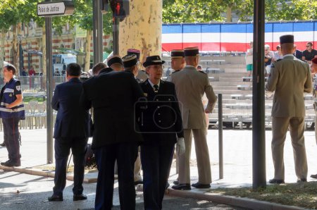 Foto de Toulouse, Francia - 14 de julio de 2023 - Preparativos para el Día Nacional: Ejército francés y oficiales superiores de la Gendarmería se reúnen en la calle antes de la ceremonia, frente a la galería oficial - Imagen libre de derechos