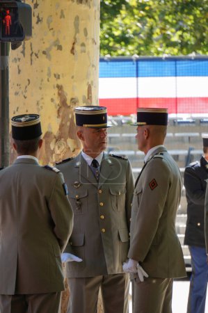Foto de Toulouse, Francia - 14 de julio de 2023 - Preparativos para el Día Nacional: cuatro teniente coroneles del Ejército francés en uniformes completos tienen una reunión informativa en la calle Jules Guesde, antes de la ceremonia oficial - Imagen libre de derechos