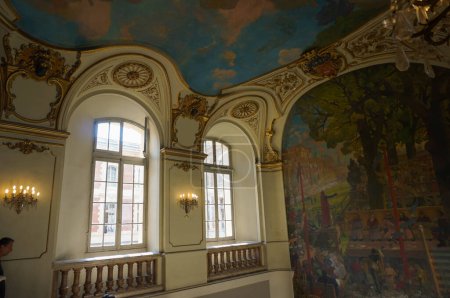 Téléchargez les photos : Toulouse, France - 21 juin 2023 - La cage d'escalier qui abrite le principal escalier du Capitole, qui est le palais du XVIIIe siècle qui abrite l'Hôtel de Ville ; elle a un plafond et des murs décorés de fresques - en image libre de droit