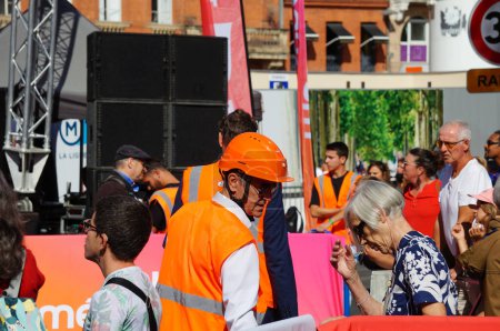 Téléchargez les photos : Toulouse, France - 31 août 2023 - Déménagement du Mémorial Franois Verdier pour la construction de la ligne C du métro : deux chefs d "œuvre de Bouygues, coiffés de casquettes et de gilets réfléchissants, arrivent sur place - en image libre de droit