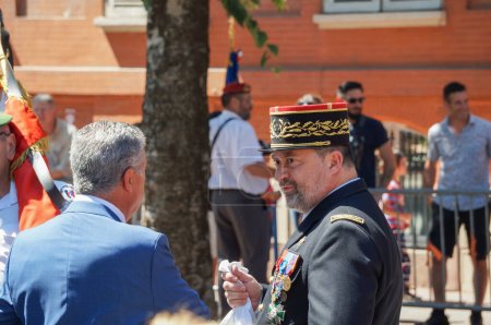 Foto de Toulouse, Francia - 14 de julio de 2023 - Mayor General (general de división) Charles Bourillon, Director de la Región Occitánica de Gendarmería (ejército francés), en medio de las celebraciones oficiales del Día Nacional - Imagen libre de derechos