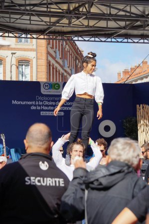Foto de Toulouse, Francia - 31 de agosto de 2023 - Reubicación de la estructura del Franois Verdier War Memorial: artistas realizan acrobacias para entretener al público frente al escenario durante el pre-show, antes del evento - Imagen libre de derechos
