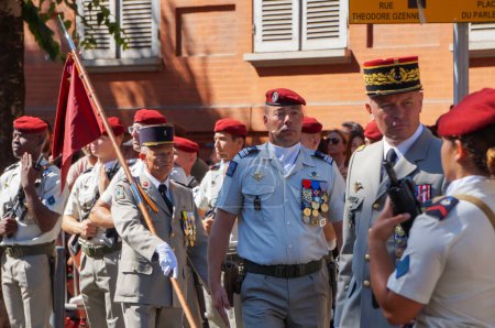 Téléchargez les photos : Toulouse, France - 14 juillet 2023 - Le brigadier-général Benot Desmeulles et le colonel Frdric Laprevotte, suivis d'un porte-drapeau, revoient les troupes du 1er Régiment de logistique, le jour de la fête nationale - en image libre de droit