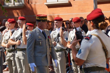 Foto de Toulouse, Francia - 14 de julio de 2023 - El general de brigada Benot Desmeulles, comandante de la 11ª brigada de paracaidistas (11e BP), inspecciona las tropas antes del desfile militar celebrado el Día Nacional - Imagen libre de derechos
