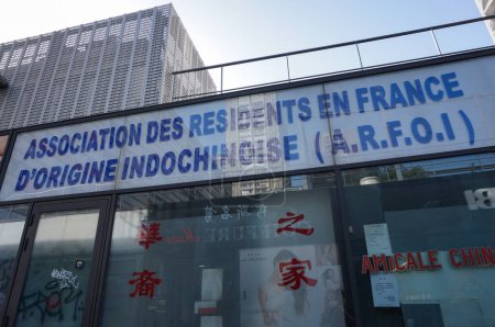 Téléchargez les photos : Paris, France - 6 septembre 2023 - Signe écrit avec des caractères chinois, au bureau de l'Association des résidents d'origine indochinoise en France (ARFOI), sur l'esplanade des Olympiades - en image libre de droit