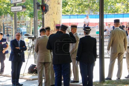 Foto de Toulouse, Francia - 14 de julio de 2023 - Preparativos para el Día Nacional: Ejército francés y oficiales superiores de la Gendarmería se reúnen en la calle antes de la ceremonia, frente a la galería oficial - Imagen libre de derechos