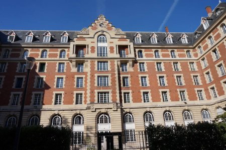 Foto de París, Francia - 6 de septiembre de 2023 - Fundación Biermans-Laptre, o Casa de los estudiantes belgas, en Cit internationale universitaire de Paris (CIUP, Campus Universitario Internacional), fundada en 1927 - Imagen libre de derechos